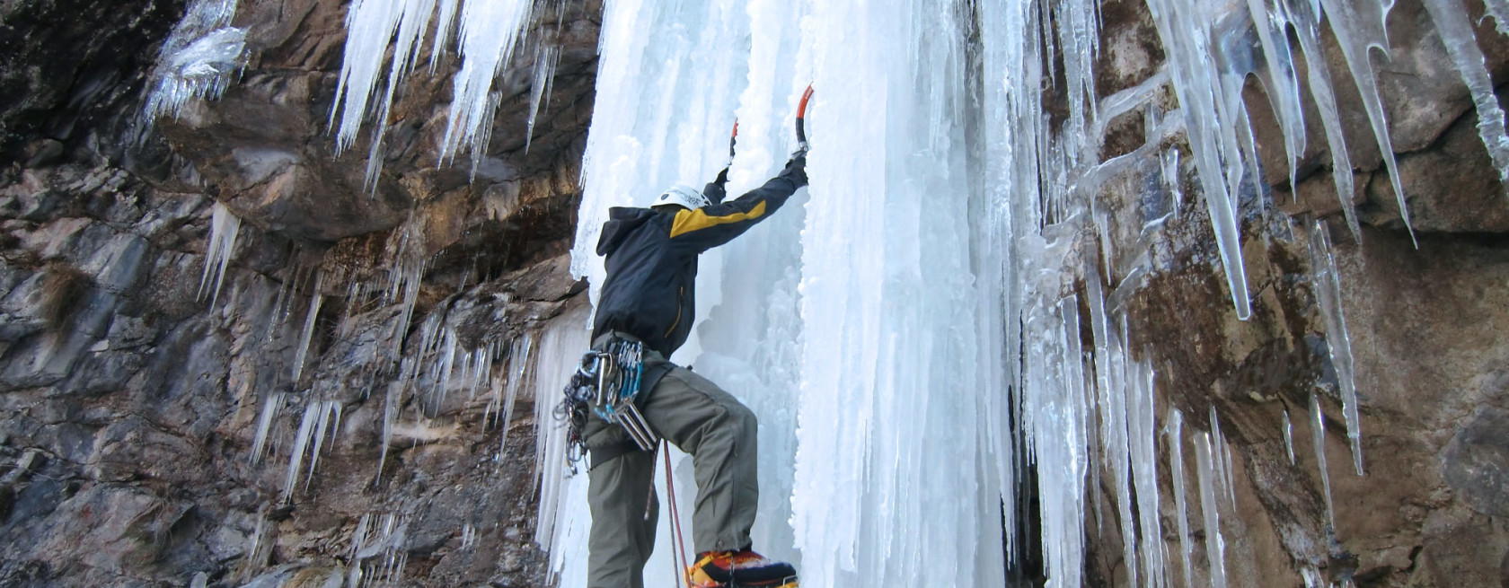 Arrampicatore su cascata di ghiaccio Val Daone